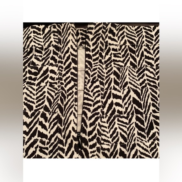 Express Women's 4 Black White Geometric Animal Knit Pencil Skirt Stretch Casual - Picture 2 of 4